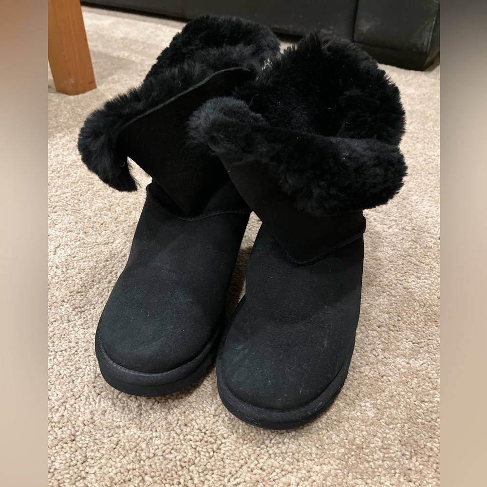 UGG Australia Bailey Button Short Boots Black Suede Sheepskin. Women’s size 8